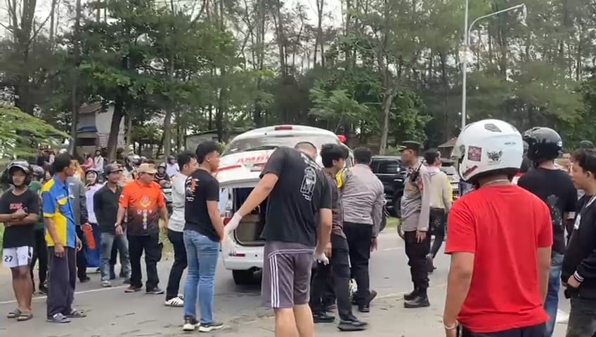 Badai! Seorang Pengendara Motor Tewas Tertimpa Pohon Tumbang di Pantai Panjang