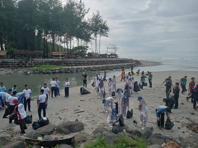 Geram Sampah Berserakan, Pemkot Bengkulu Kembali Imbau Pengunjung Pantai Panjang Jaga Kebersihan