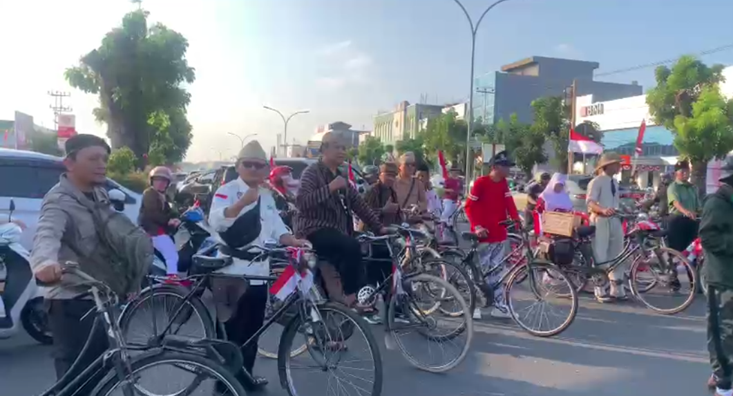 Komunitas Sepeda Ontel Gelar Upacara HUT RI ke-80 di Rumah Pengasingan Bung Karno Bengkulu