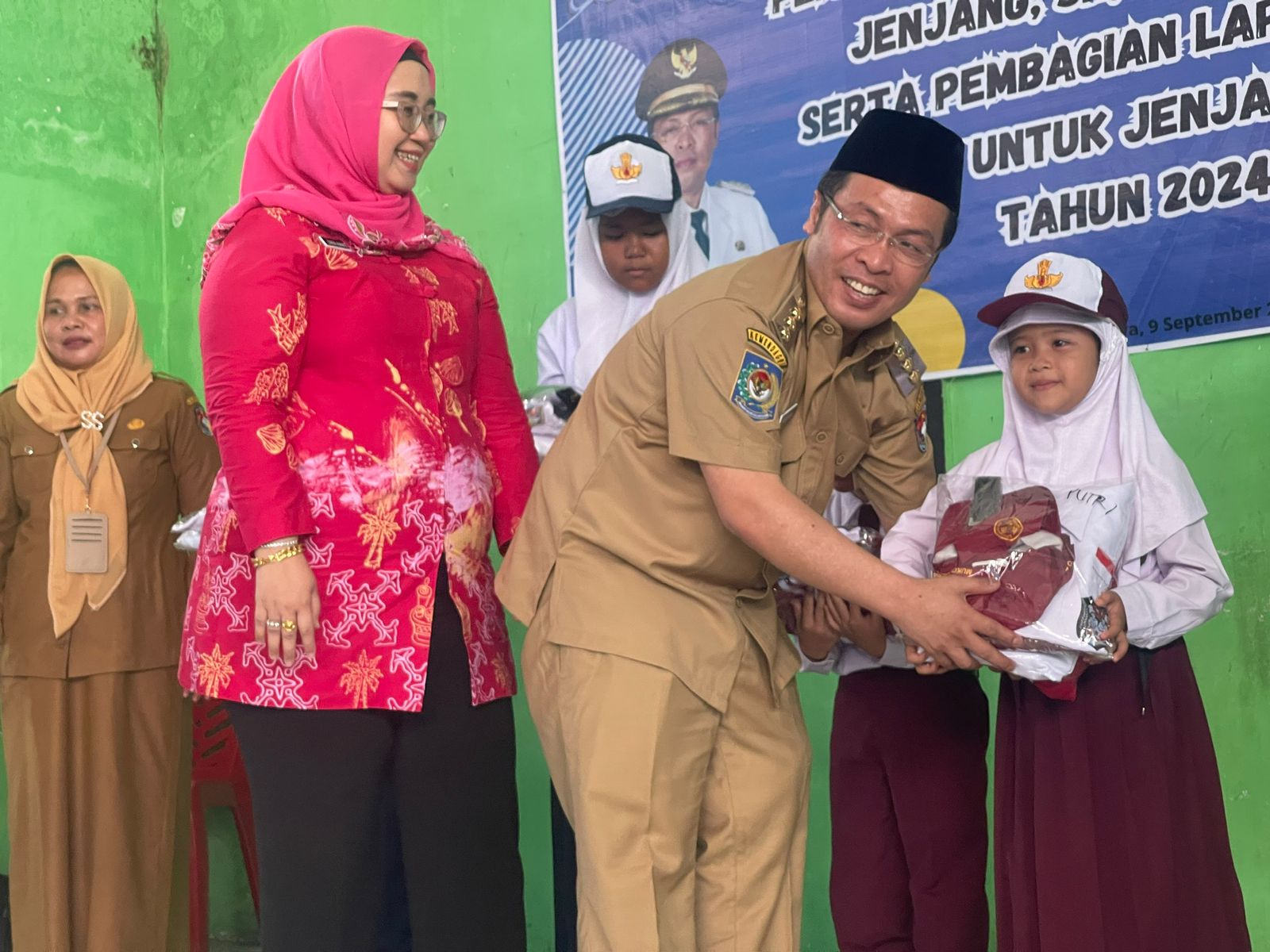 Bupati Sapuan Pastikan Seragam Sekolah Gratis Tanpa Biaya: Laporkan Jika Ada Pungutan!