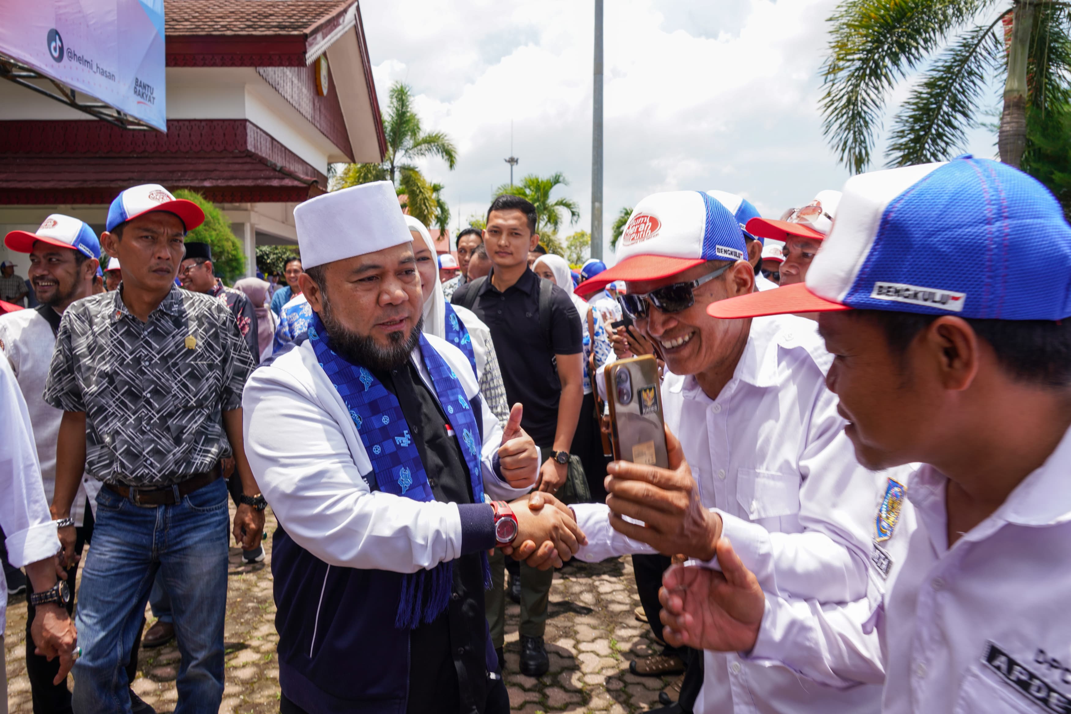 Pulang Dari Retreat, Jajaran Pemprov dan Ratusan Kades di Bengkulu Sambut Gubernur Helmi Hasan