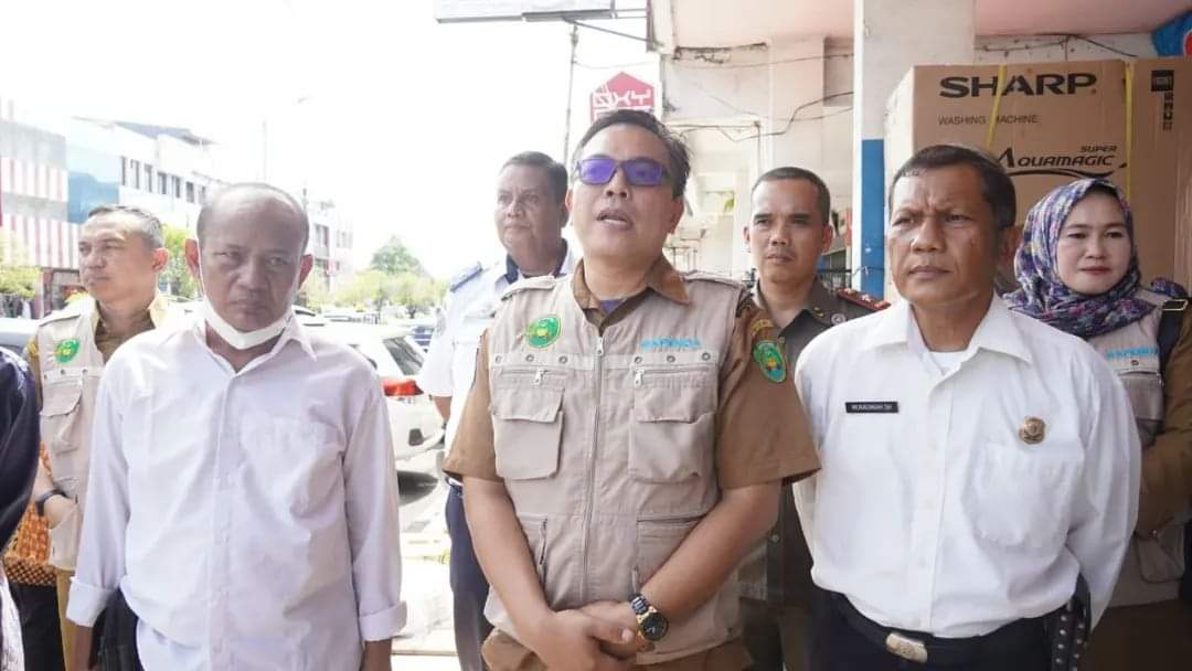 Bapenda Kota Bengkulu Tertibkan Baliho Tak Berizin di Kawasan Jalan Soeprapto