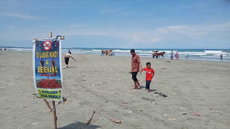 Meski Rutin Diimbau, Masih Ada Pengunjung Nekat Mandi di Pantai Panjang