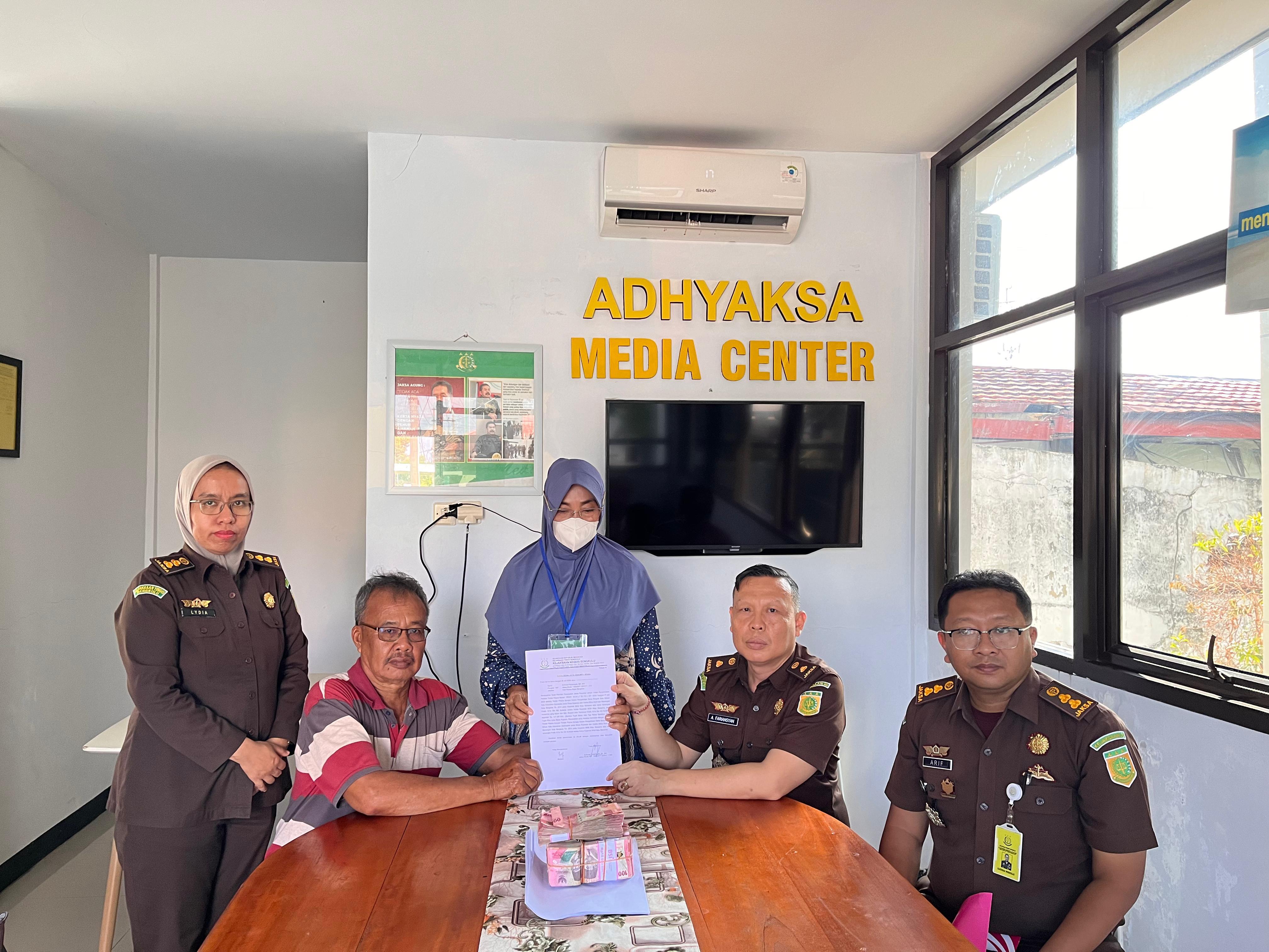 Tersangka Kasus Samisake Kembalikan Kerugian Negara Rp117 Juta ke Kejari Bengkulu, Proses Hukum Tetap Berlanju
