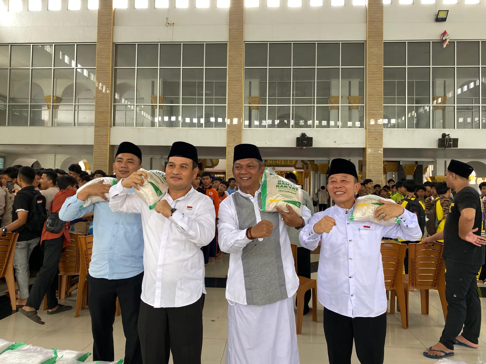 Pelajar Bengkulu Padati Baitul Izzah, Ada Nasi Bungkus Hingga 1.000 Karung Beras