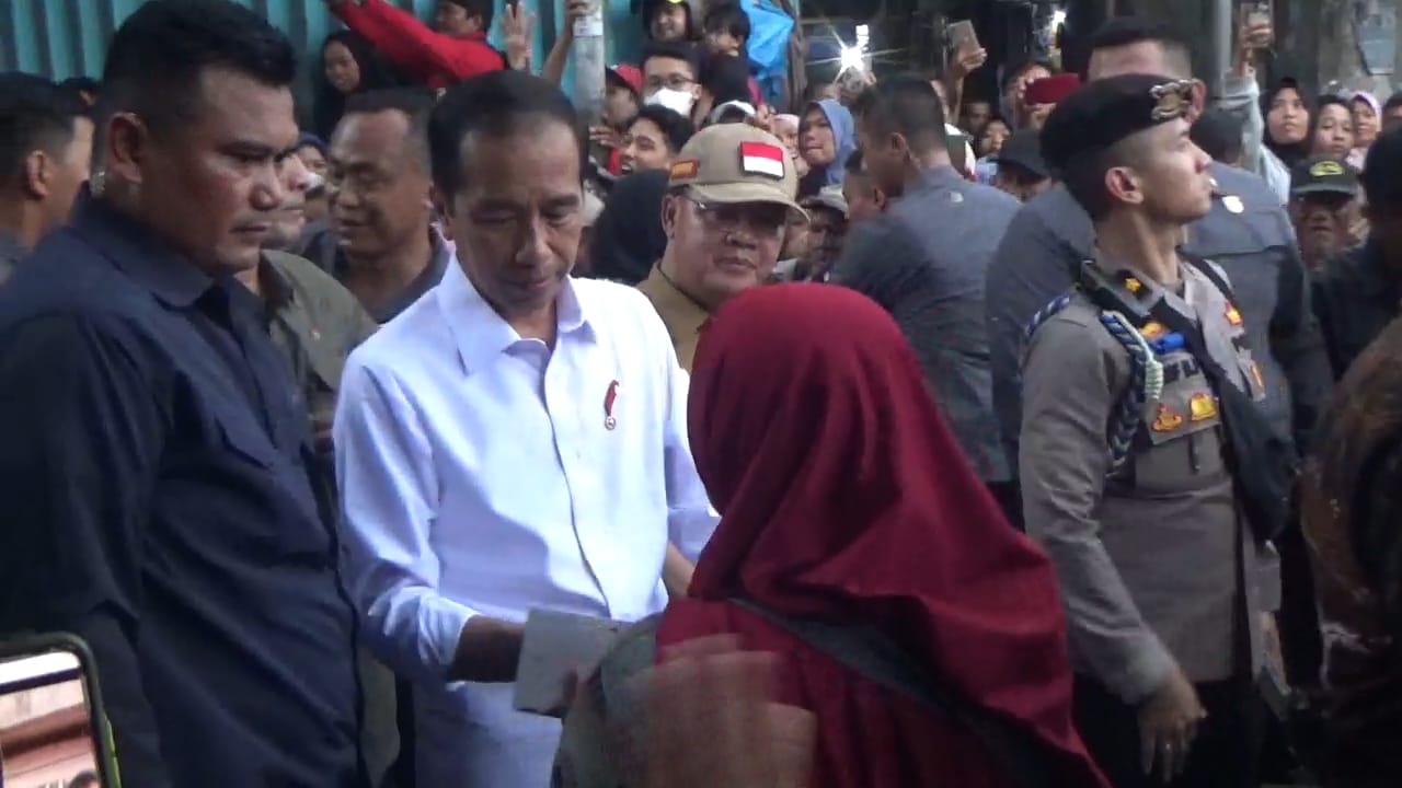 Blusukan ke Pasar Minggu Kota Bengkulu, Presiden Jokowi Sapa Pedagang dan Bagikan Sembako