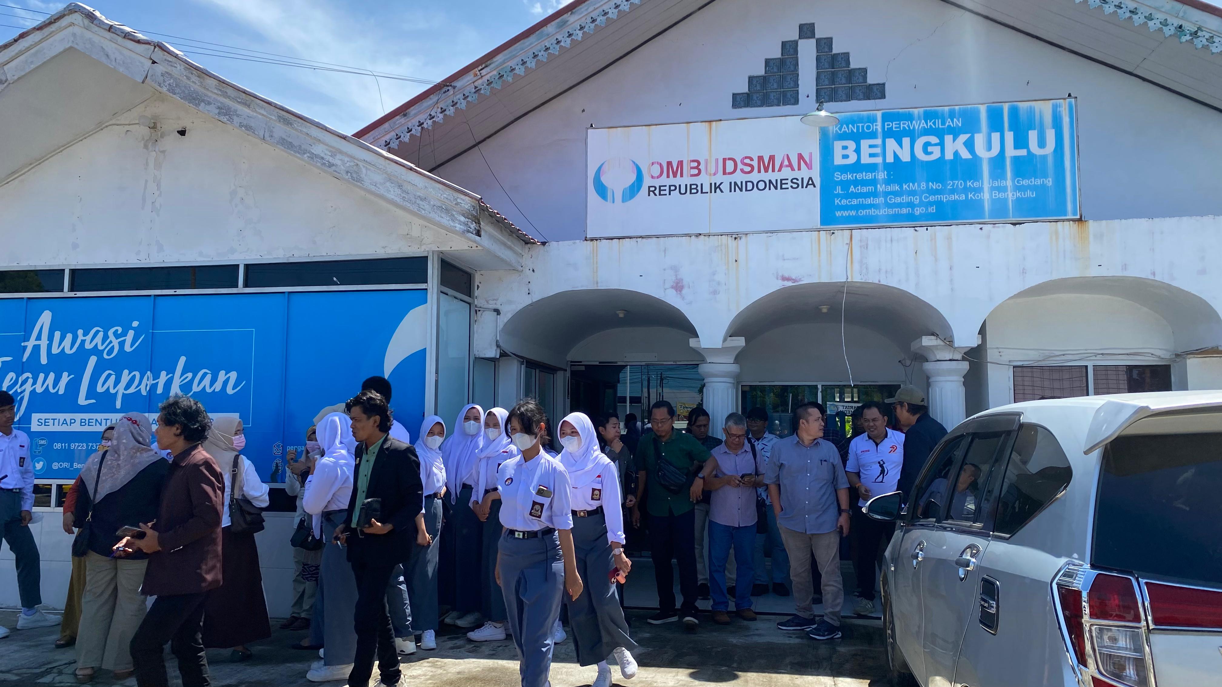 Siswa SMA N 5 Kota Bengkulu Datangi Ombudsman Hingga Minta Bantuan ke Gubernur 