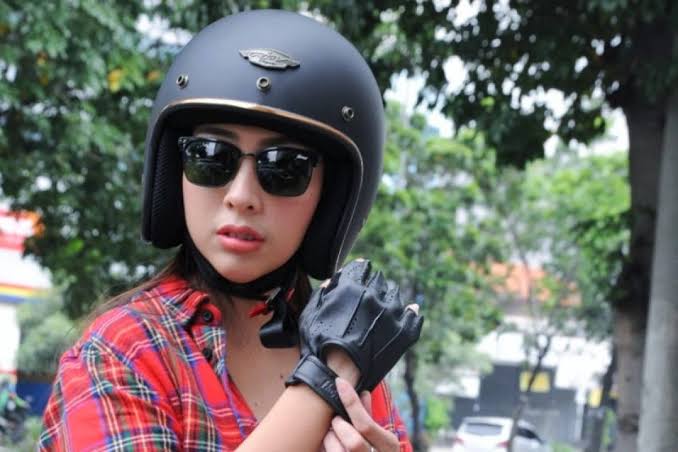 Aman Berkendara, Ini Tips Naik Motor Pakai Helm Tanpa Kaca