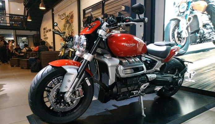 Triumph Rocket 3 R, Motor Roadster yang Mesinnya Lebih Besar dari Innova