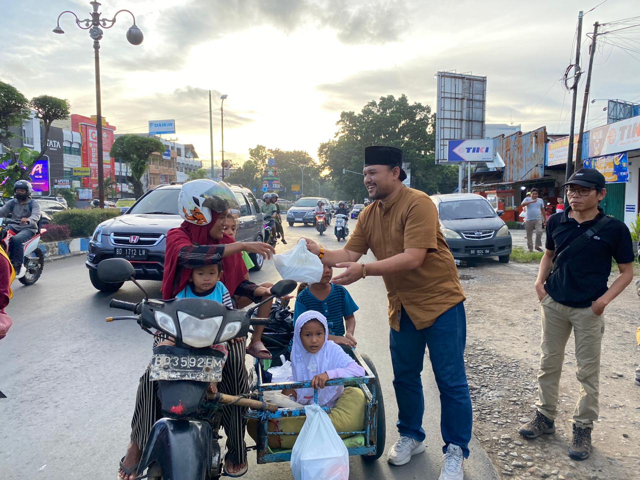 Group Astra Bengkulu Bagikan Ratusan Takjil dan Nasi Gratis 