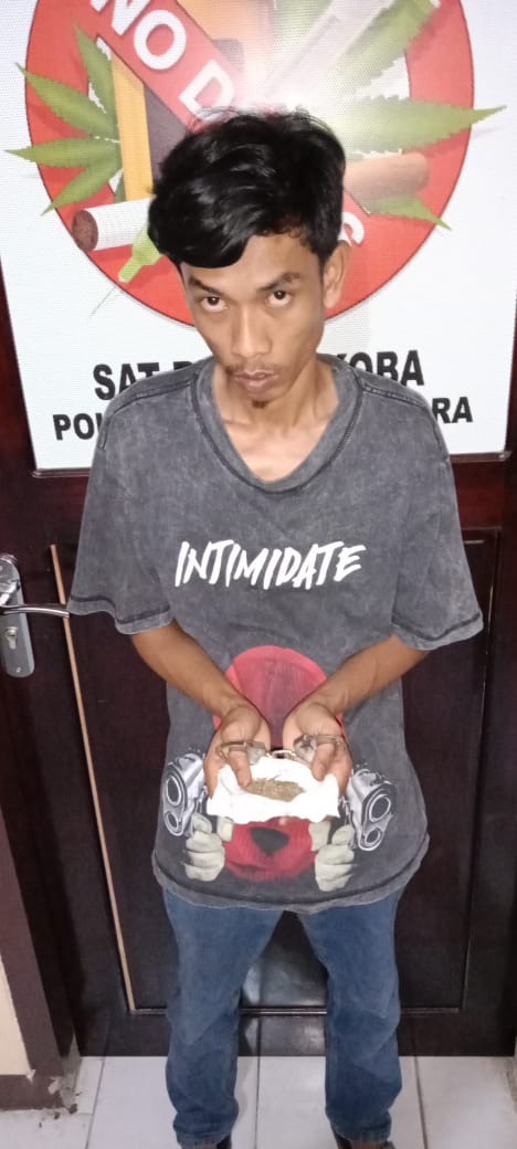 Miliki Sepaket Ganja, Lelaki Ini Ditangkap Polisi