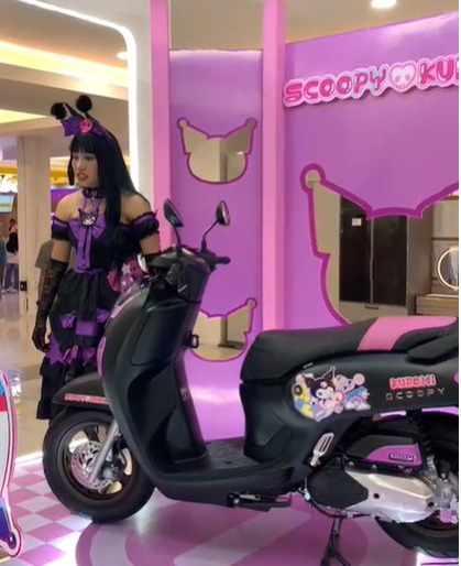 Honda Scoopy Edisi Terbatas 'Kuromi' Curi Perhatian Pengunjung Bencoolen Mall