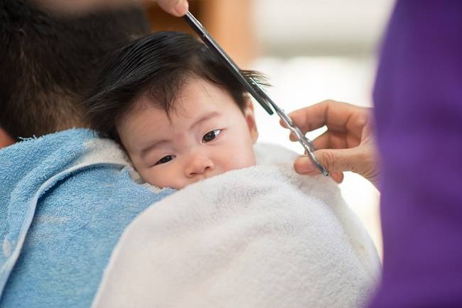 Begini Cara Mencukur Rambut Bayi yang Aman