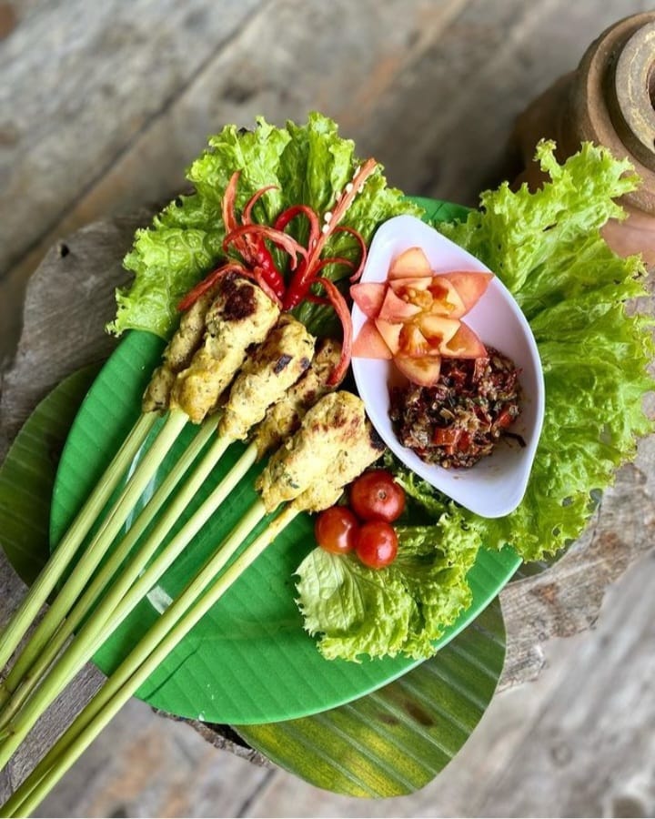 Nasi Tumpeng Ayam Betutu: Kuliner Unik Khas Bali di Bengkulu