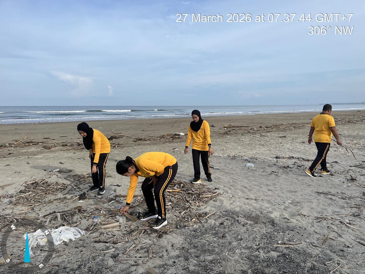 Dukung Program Gerakan ASRI, Personel Polda Bengkulu Bersihkan Pantai Kualo