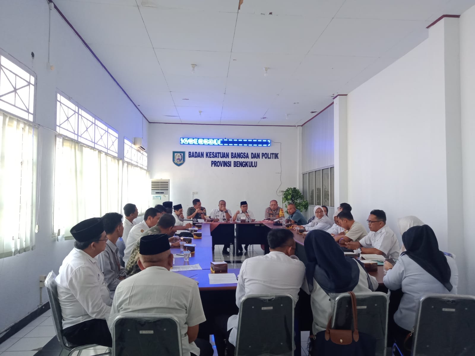 Kirab Bendera, Pemprov Bengkulu Bagikan Bendera Merah Putih Hingga ke Pulau Enggano 