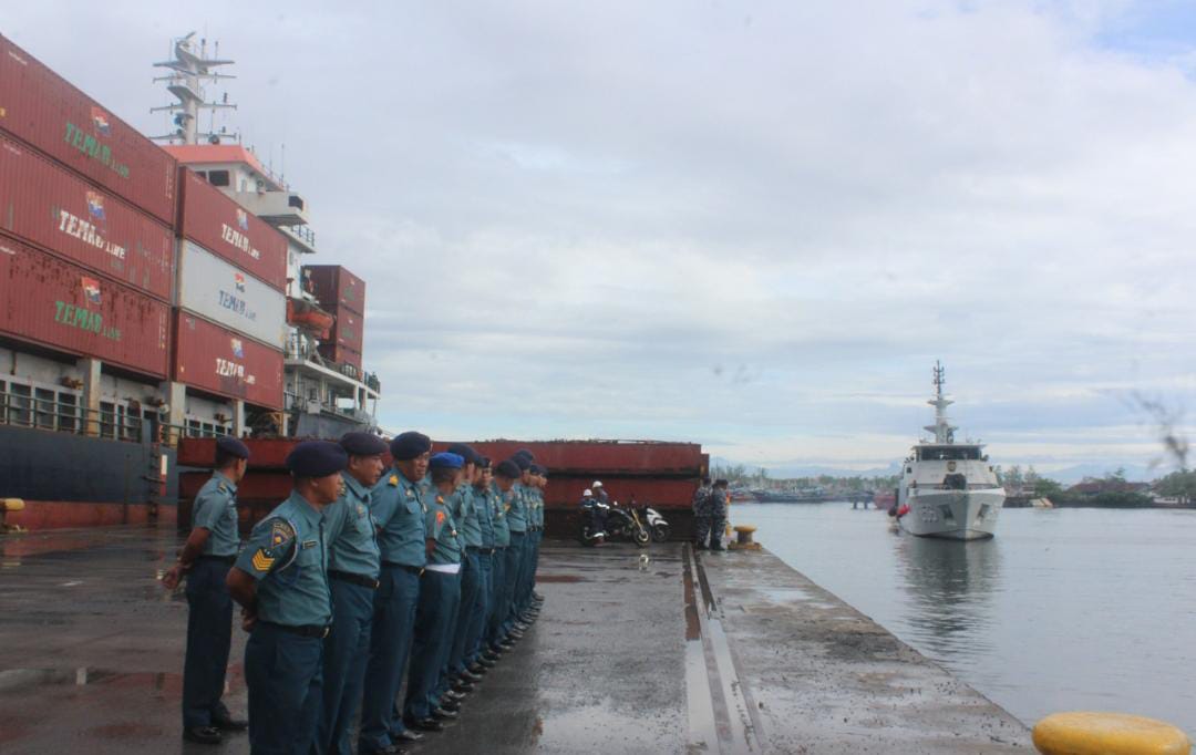 Pendistribusian Logistik Pemilu ke Pulau Enggano Bengkulu Di-back Up KRI Kurau-856