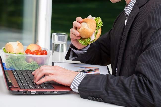 Makan Siang di Kantor Bolehkah Sambil Lanjut Aktivitas Bekerja?