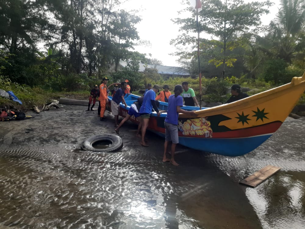 Gelombang Tinggi, Basarnas Bengkulu Kesulitan Mencari Nelayan yang Hilang