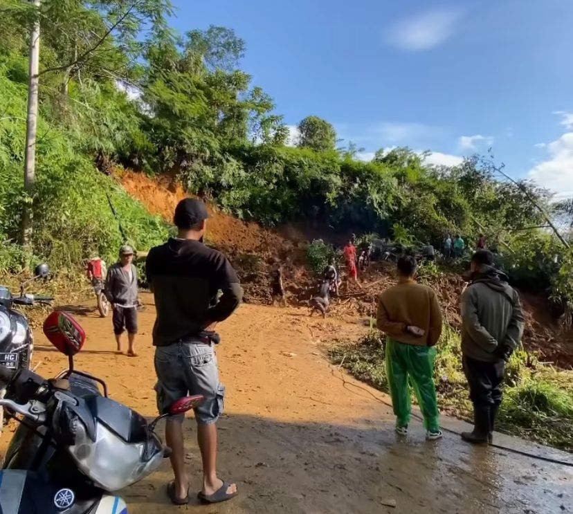 Gerak Cepat ! Pemprov Bengkulu Sigap Bersihkan Jalur Curup-Lebong Dari Longsor 