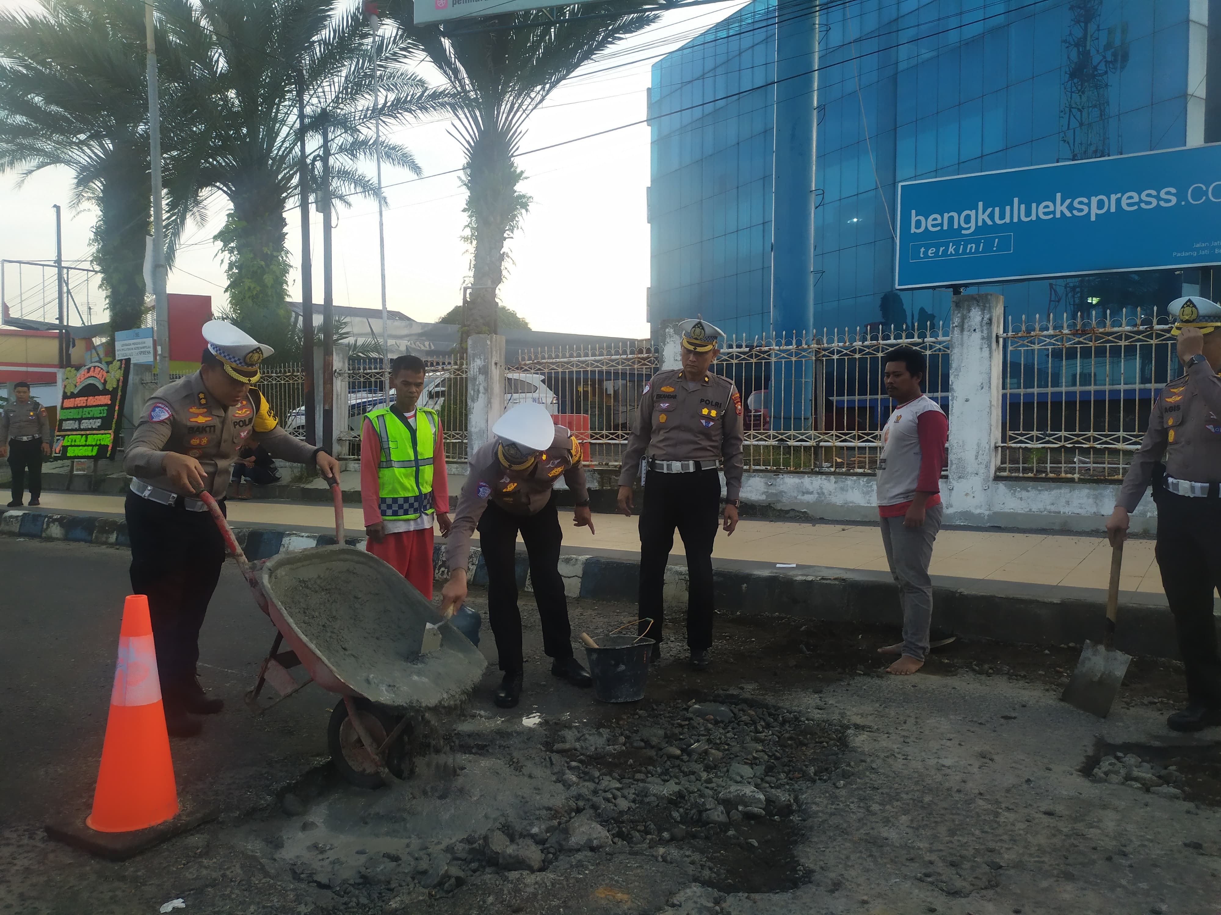 Bahayakan Pengguna Jalan, Dit Lantas Polda Bengkulu Tambal Jalan Rusak di Simpang Skip