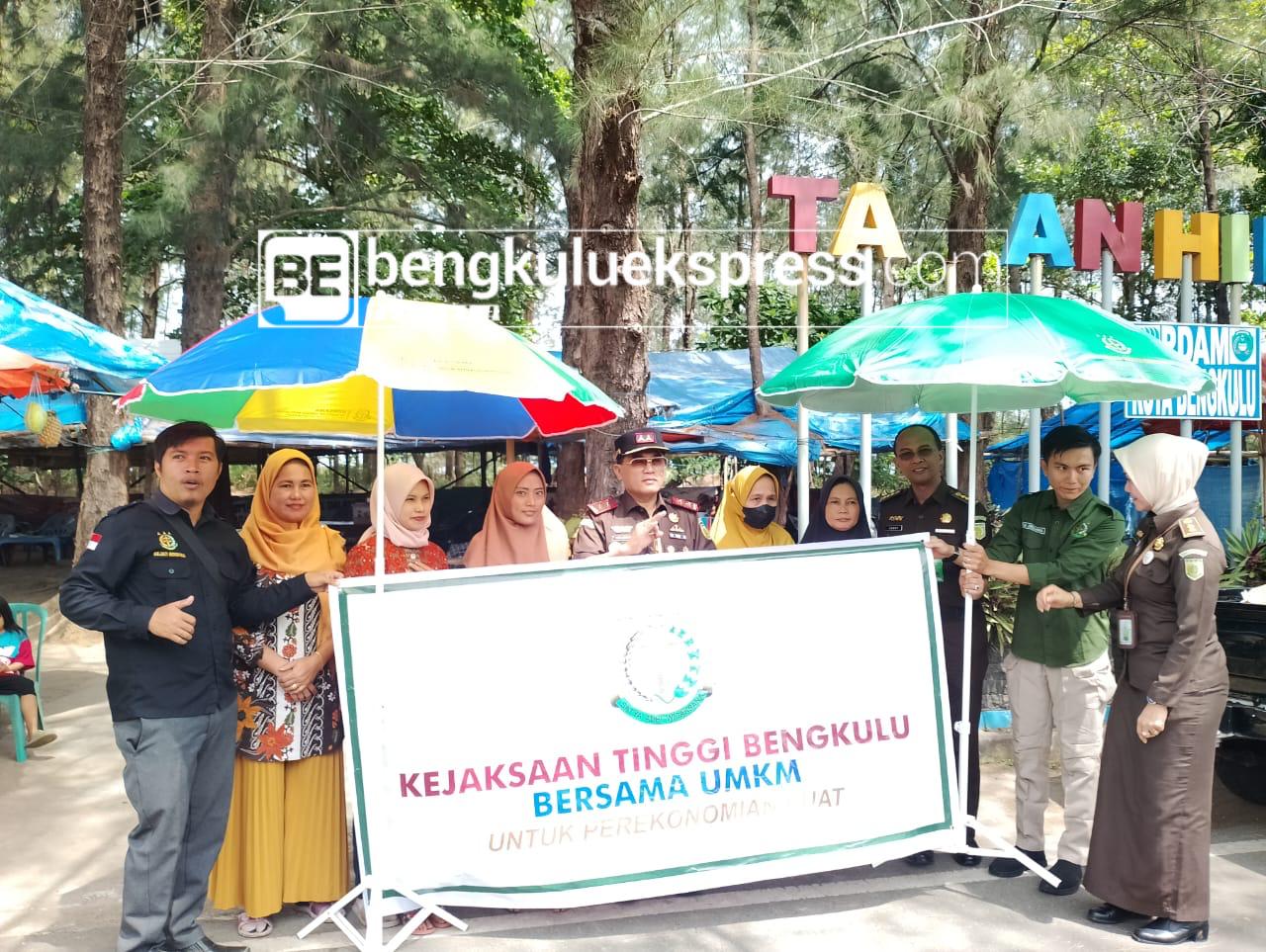 Dagangannya Dibeli dan Dikasih Payung untuk Jualan, Pedagang Ini Sumringah Usai Ketemu Para Jaksa