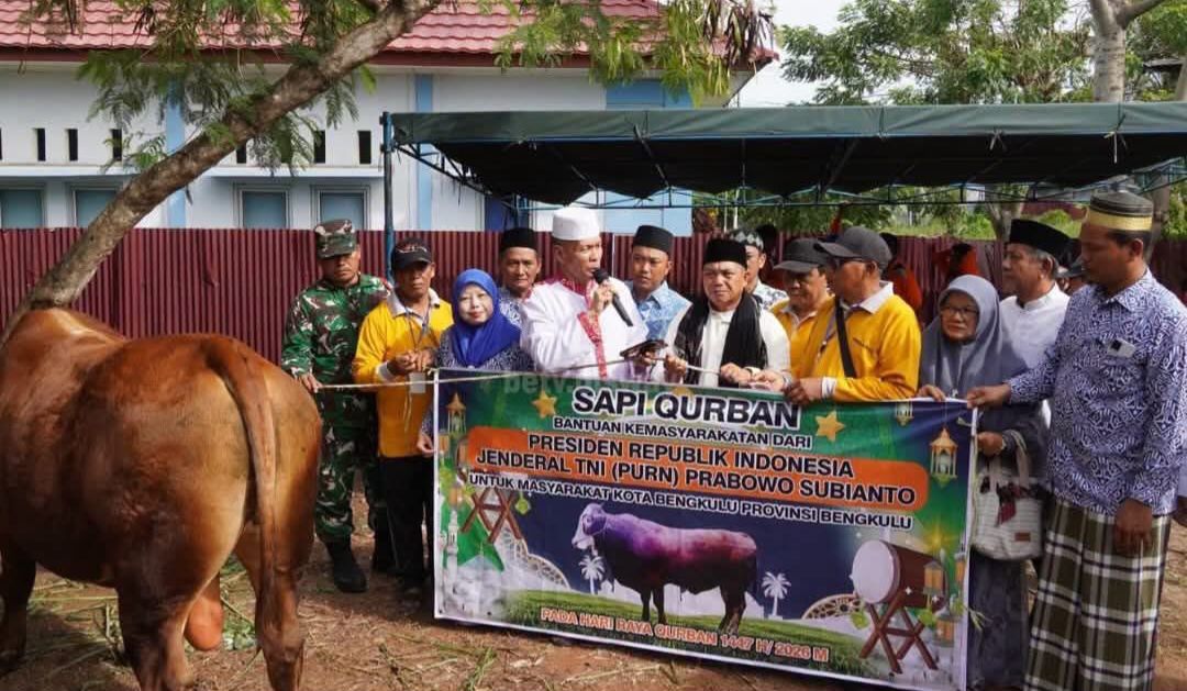 Sapi Kurban Bantuan Presiden Diserahkan ke Warga Kampung Melayu