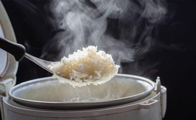 Cara Mencegah Rice Cooker Bau, Ketahui Penyebabnya 