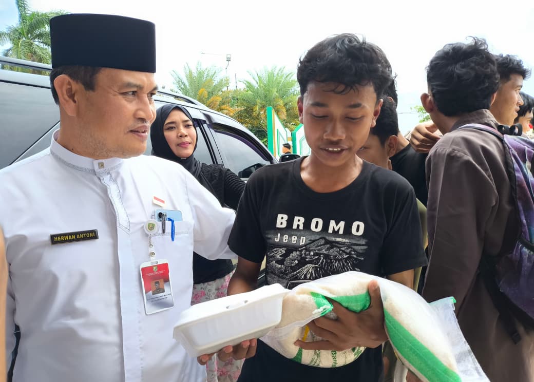 Pulang Bawa Berkah, Pemprov Bengkulu Bagikan 1.000 Paket Beras dan Nasi Bungkus di Masjid Raya Baitul Izzah
