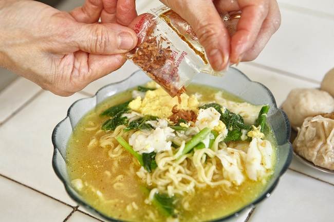 Mana yang Lebih Cepat Membuat Gemuk? Nasi Atau Mie Instan