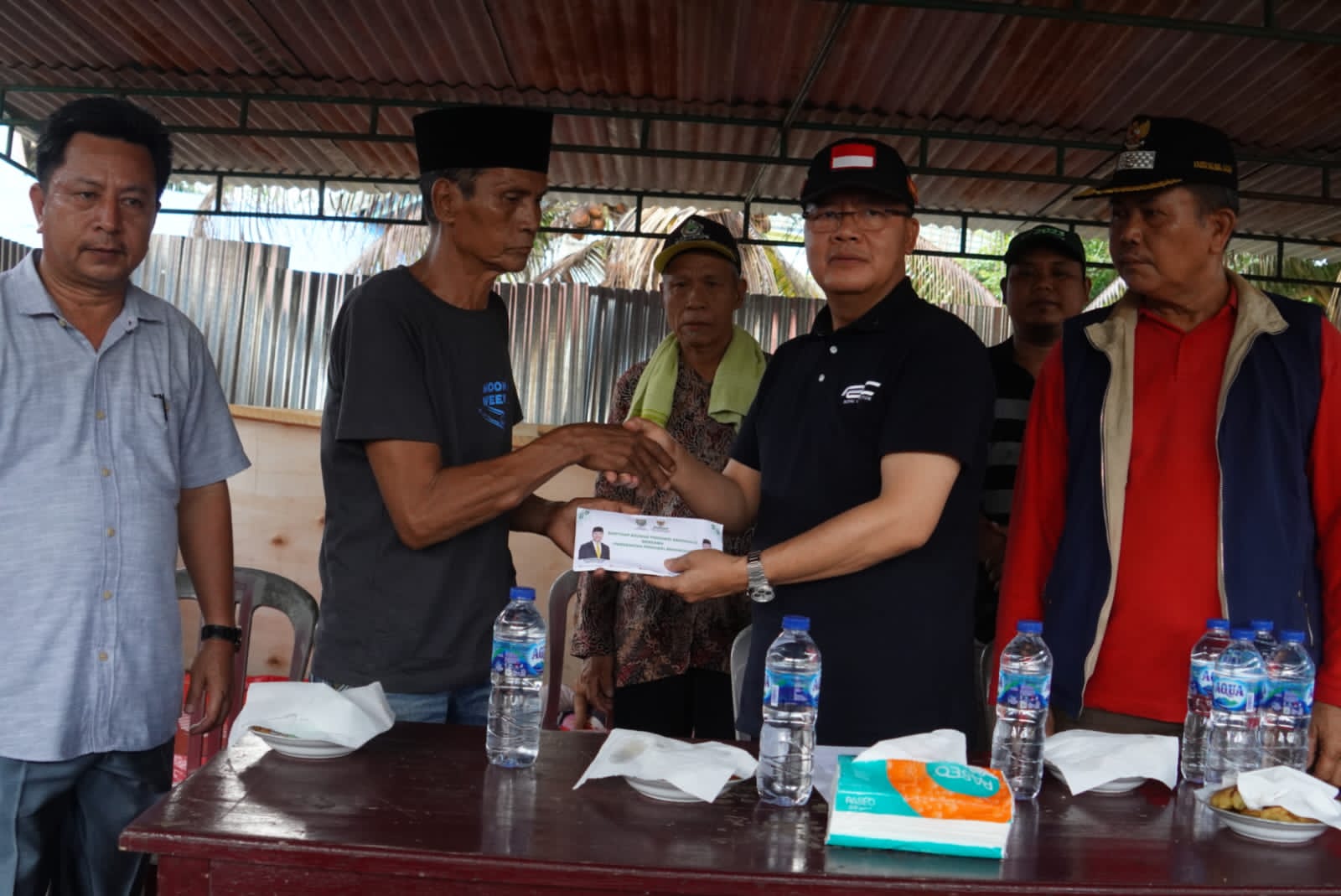 Gubernur Rohidin Serahkan Bantuan Korban Kebakaran di Desa Talang Arah