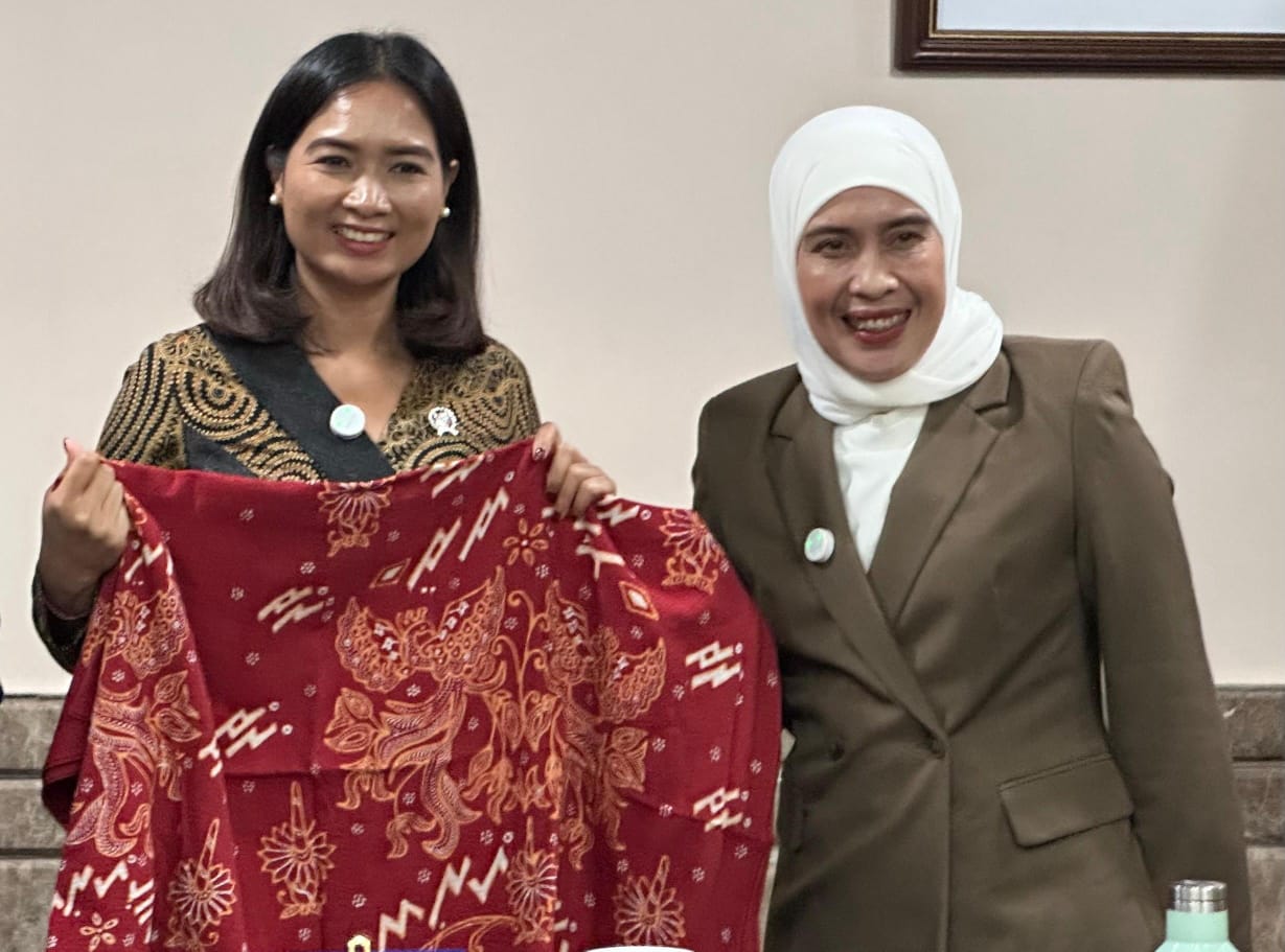 Waka I DPRD RL Kenalkan Batik Kaganga ke Wamenpar