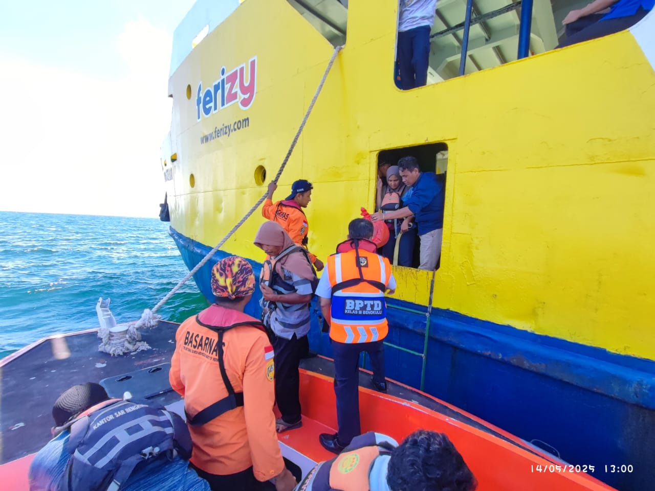 Basarnas Bengkulu Evakuasi 85 Penumpang Kapal Ferry Pulo Tello di Perairan Bengkulu