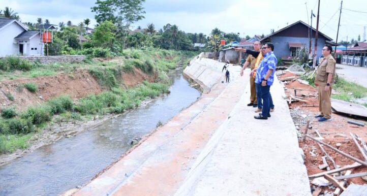 Pembangunan Pelapis Tebing Sungai Rupat Sudah 100 Persen, Pj Walikota Kota Bengkulu Tinjau Lokasi