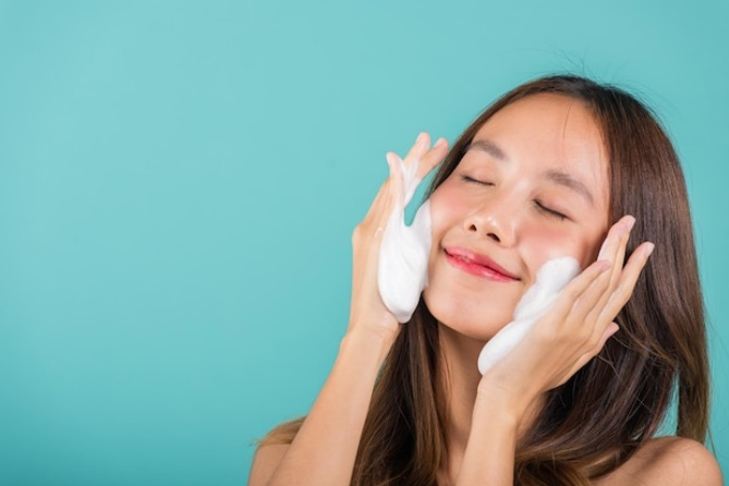 Wajah Glowing, Ini 10 Tips Merawat Wajah yang Efektif!