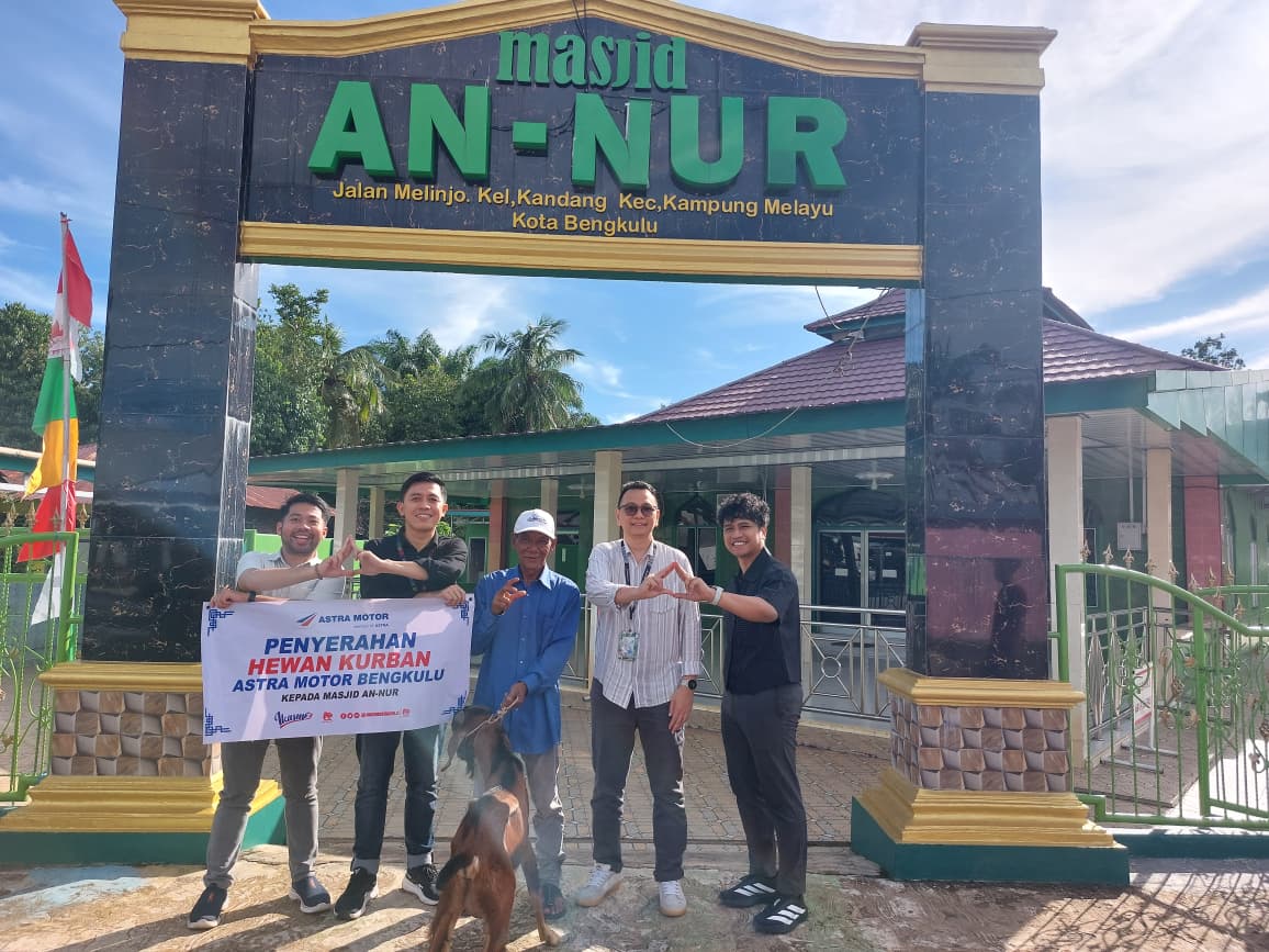 Pererat Silaturahmi, Astra Motor Bengkulu Serahkan Hewan Kurban ke Imam Masjid An-Nur