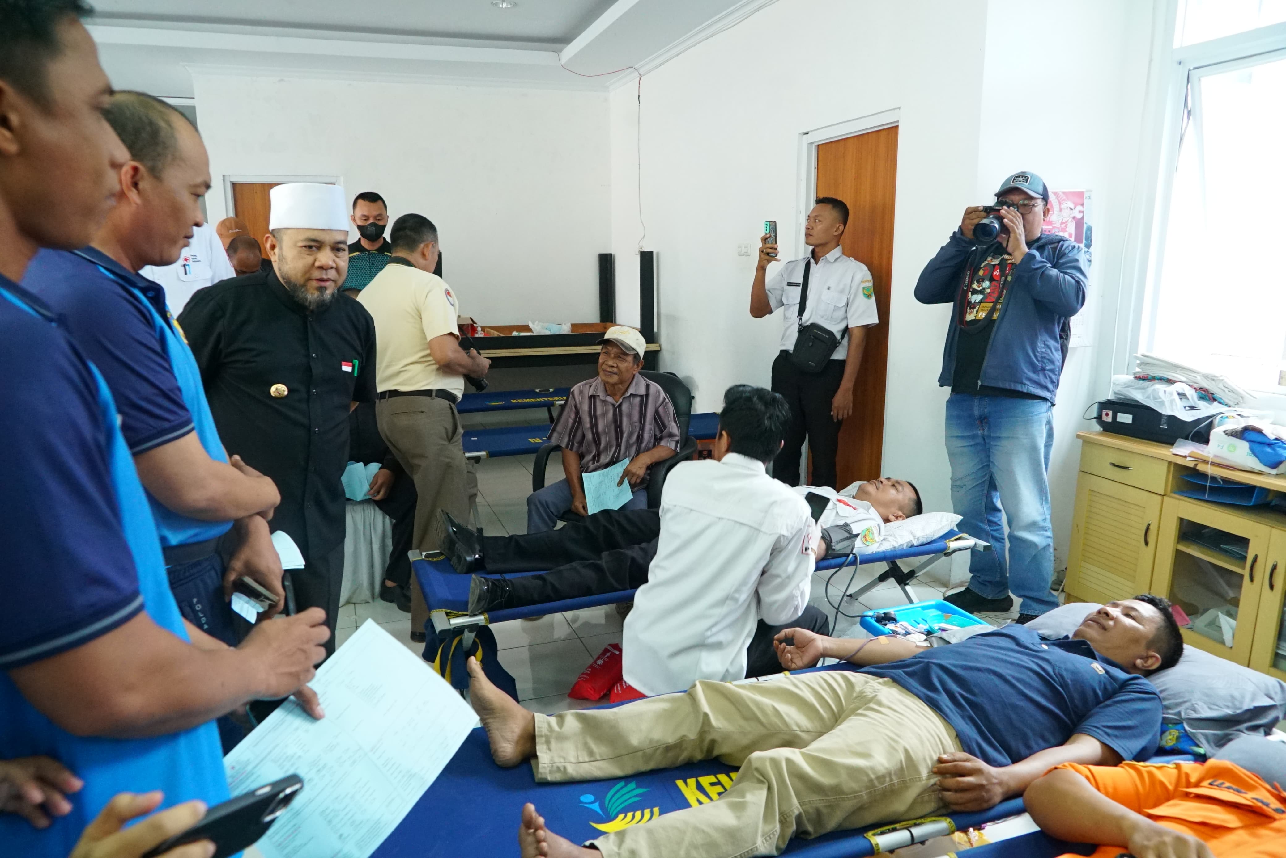 Gubernur Helmi Serahkan Ambulans Untuk PMI Bengkulu di Hari Donor Darah Sedunia