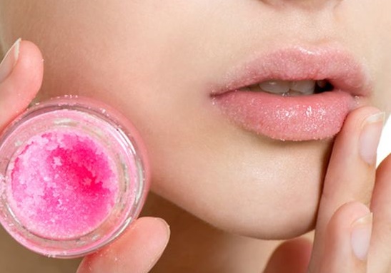 6 Perbedaan Lip Balm dan Lip serum, Mulai dari Fungsi Hingga Ketahanan 