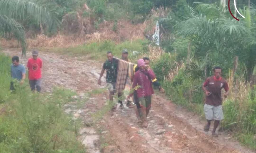 Jalan Rusak dan Berlumpur, Warga Desa di Kaur Gotong IRT Sakit Gunakan Tandu Darurat