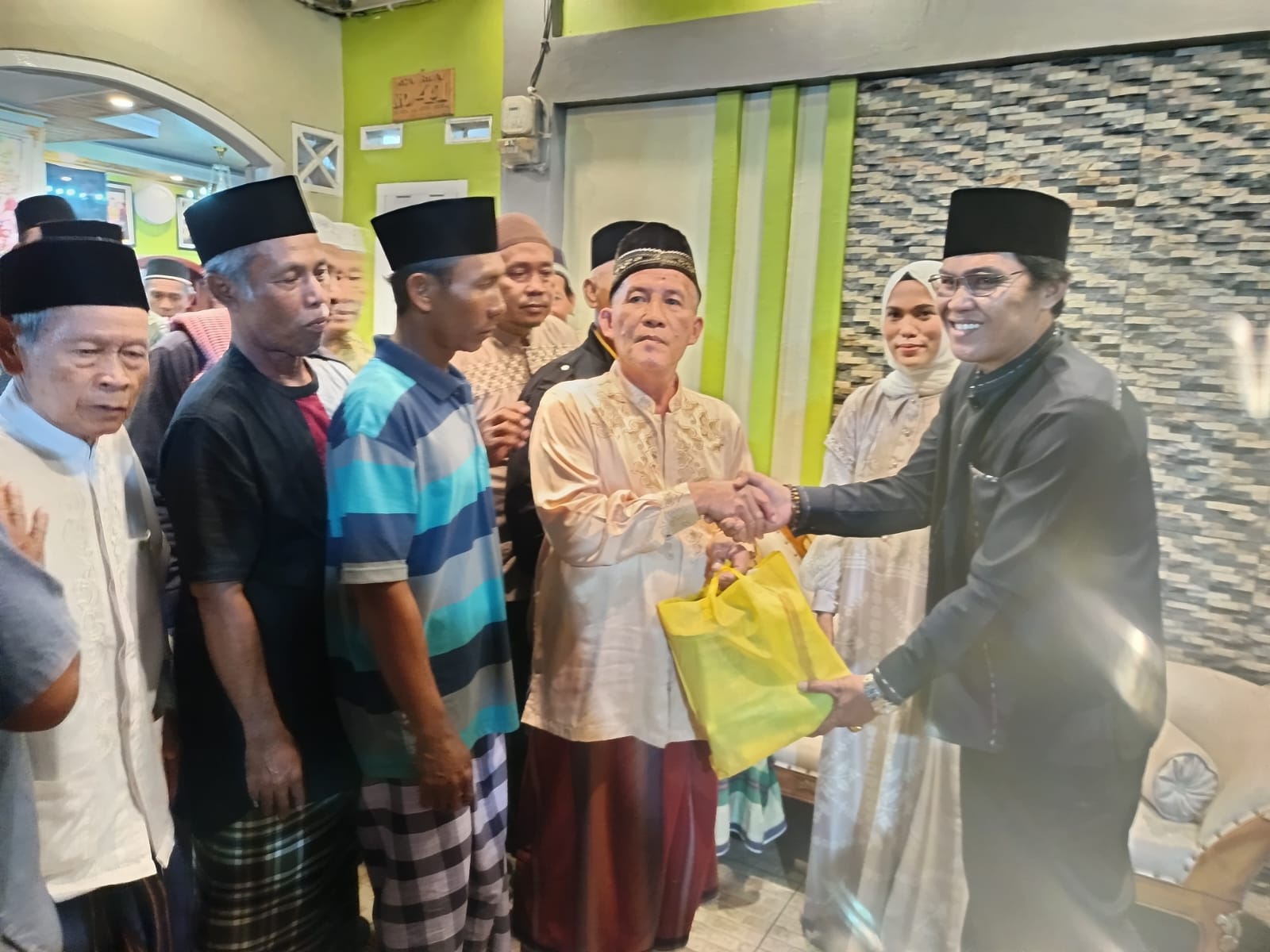 Peduli Warga, Rodi Sisihkan Gaji Dewan untuk Bagikan 250 Paket Sembako