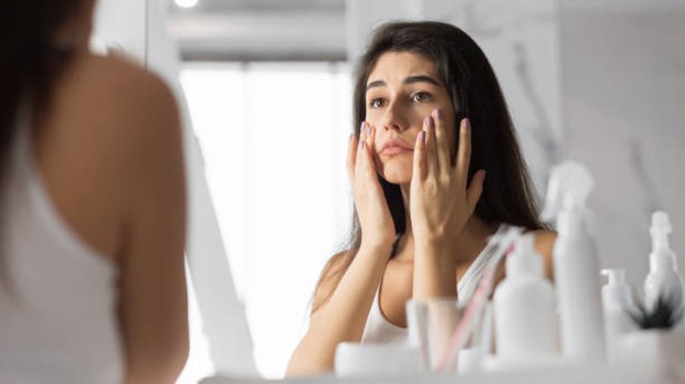 5 Cara Ampuh Hilangkan Biang Keringat pada Wajah