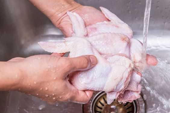 Bolehkah Mencuci Daging Ayam Mentah Sebelum Dimasak? Begini Penjelasannya 