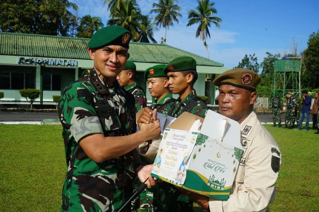 Dandim 0408/BS Bagikan Bingkisan Lebaran untuk Personel dan PNS