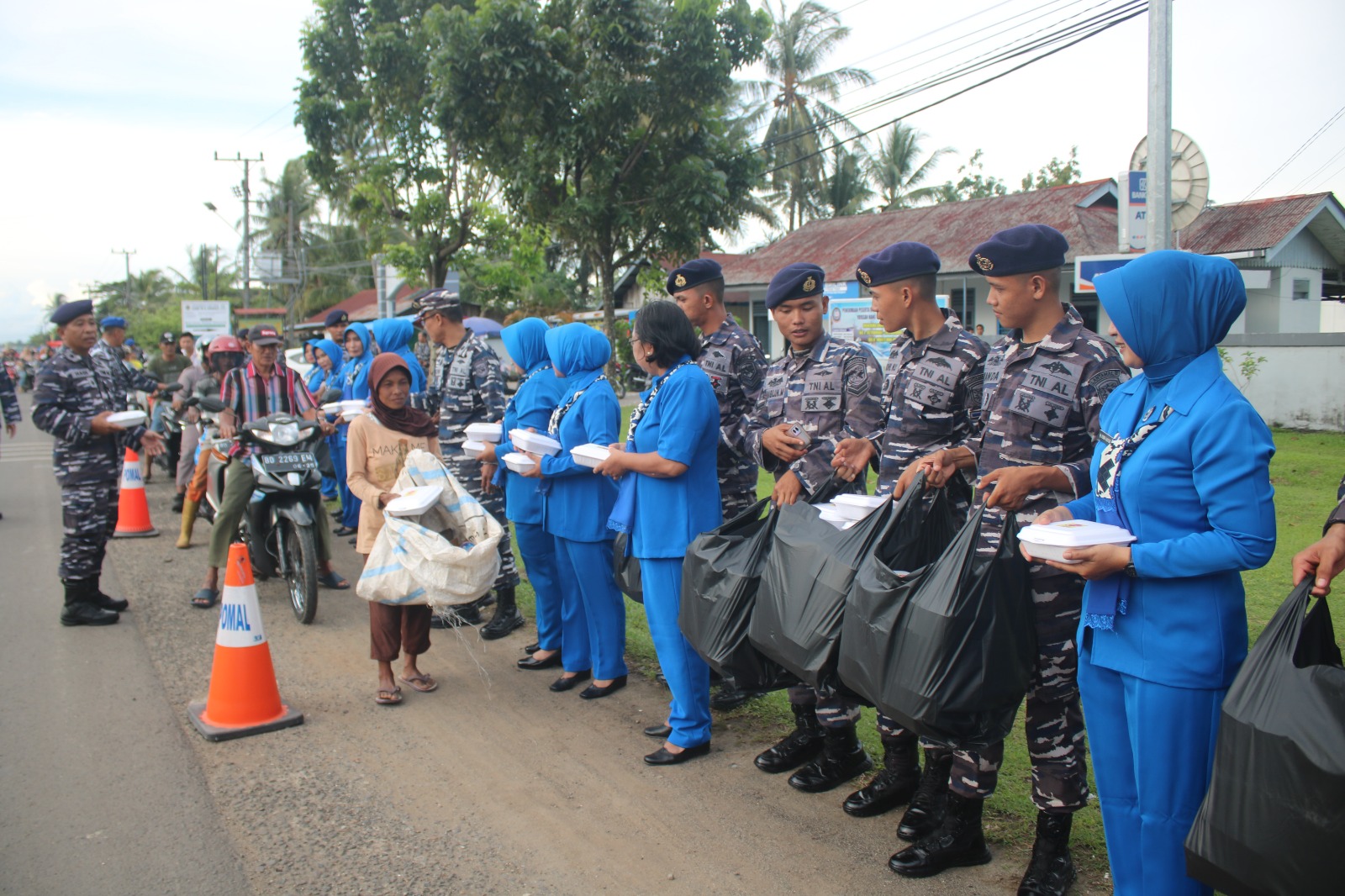 Lanal Bengkulu Berbagi Takjil dan Anjangsana ke Panti Asuhan