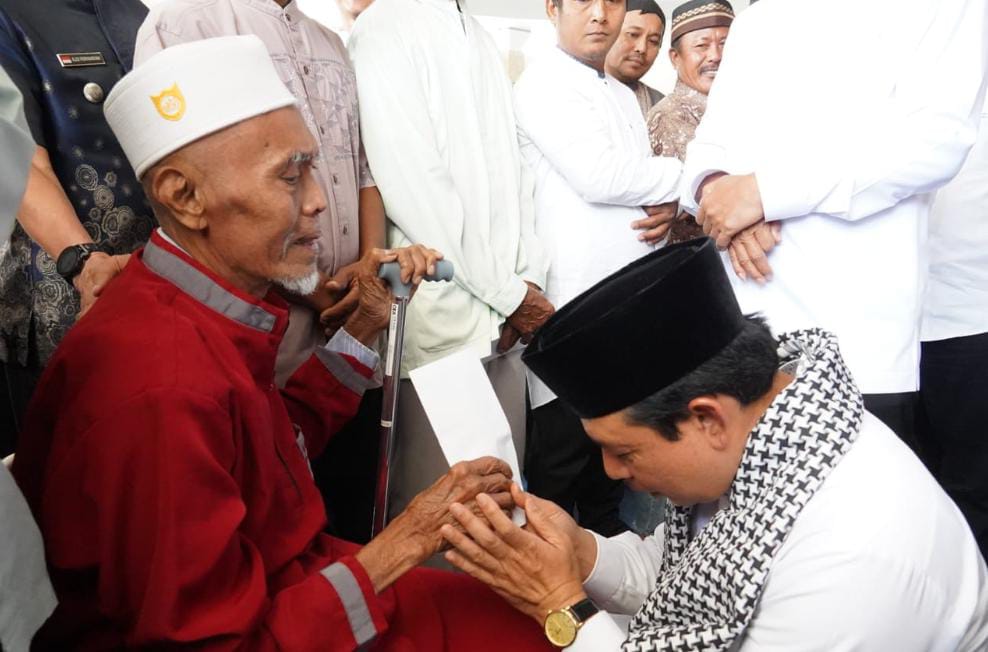 Moment Peringati Maulid Nabi, Walikota Serahkan Bantuan ke Warga Kurang Mampu