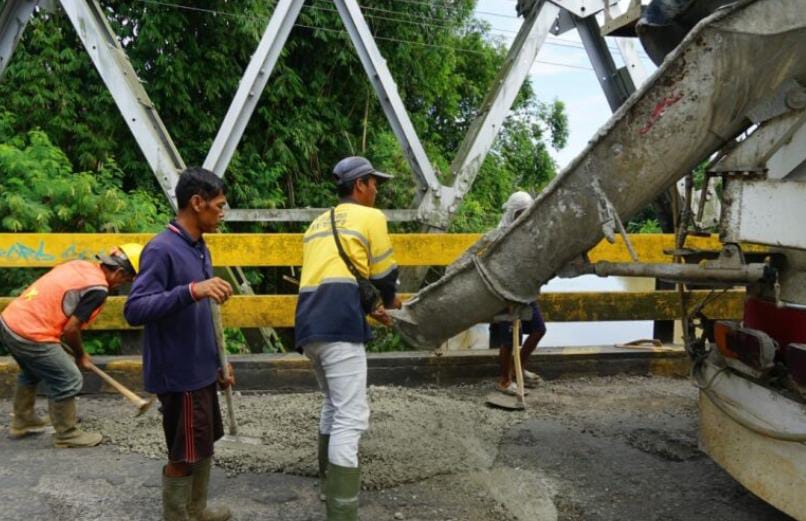 Jalan di Jembatan Kampung Kelawi Dicor Semen Setelah Diprotes Warga