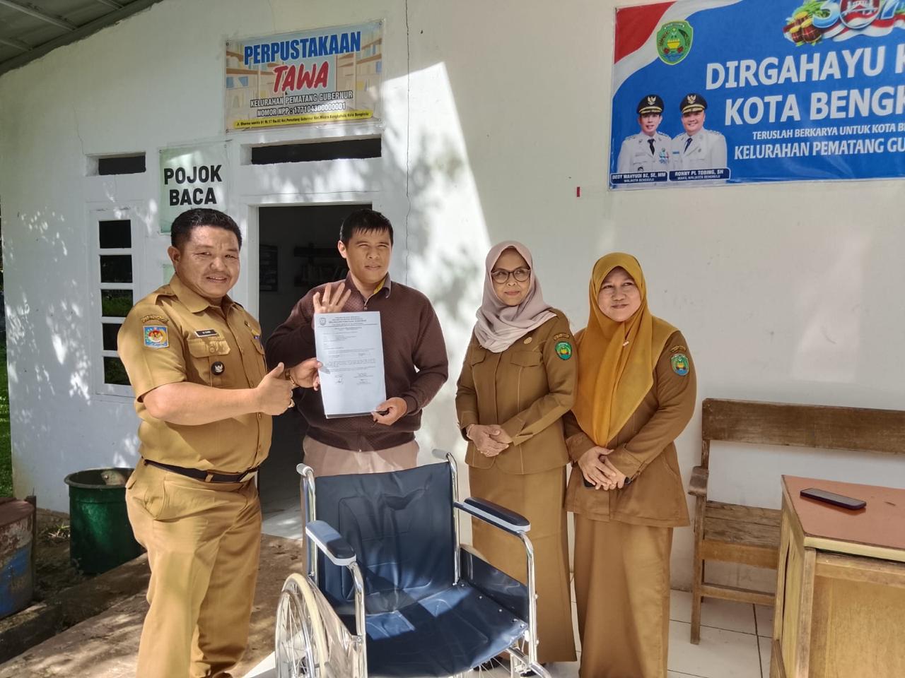 Pemkot Bengkulu Serahkan Bantuan Kursi Roda untuk Warga Pematang Gubernur