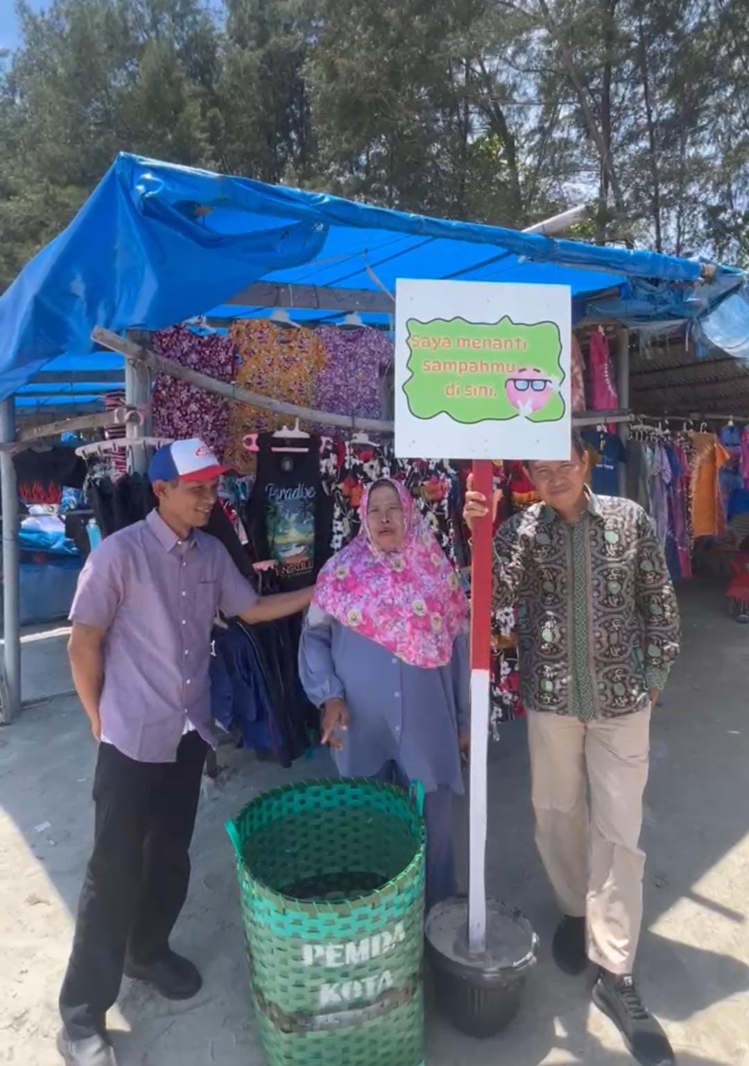 Dispar Kota Bengkulu Bagikan 500 Unit Tong Sampah di Kawasan Wisata