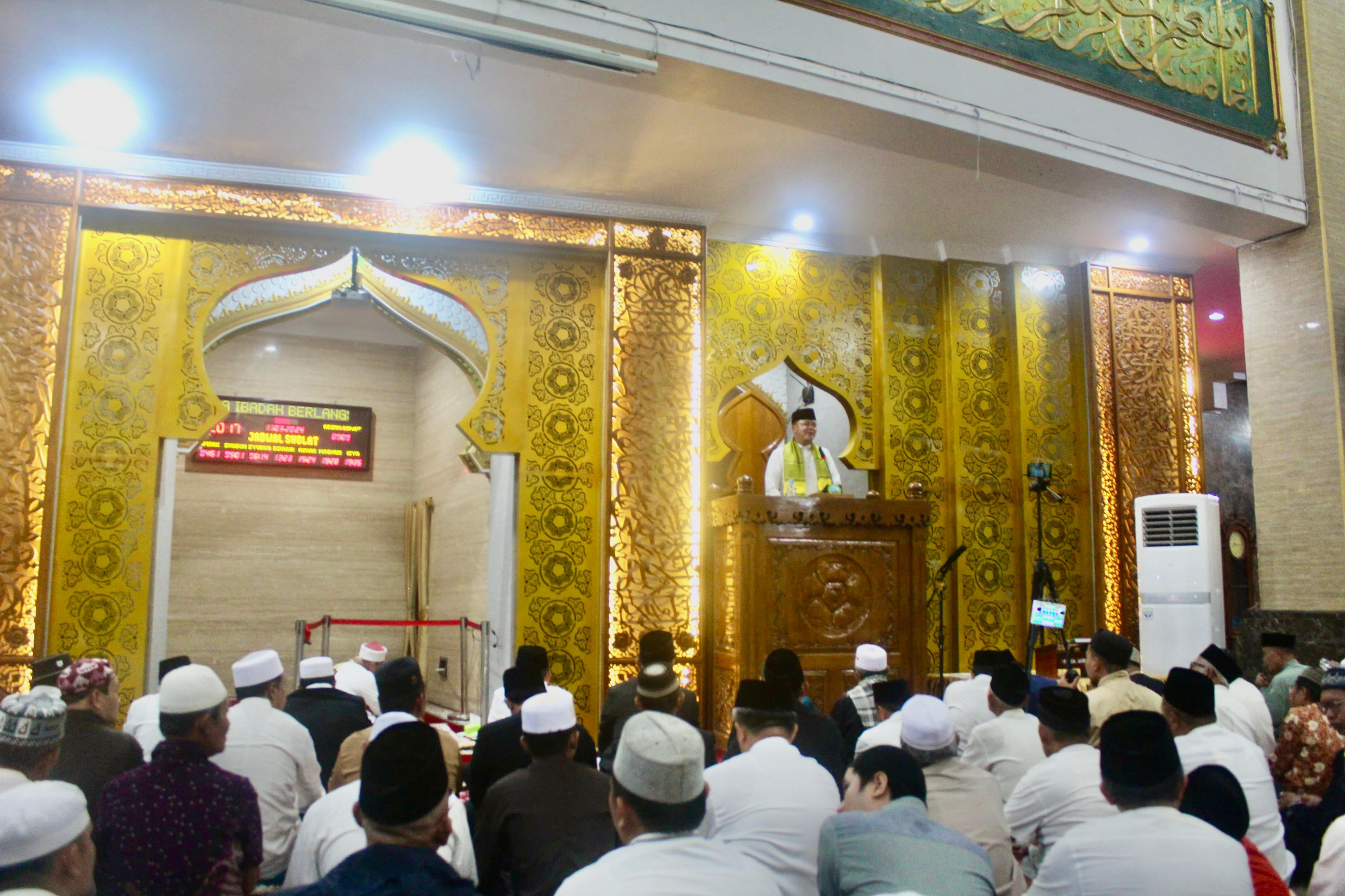 Pelaksanaan Tarawih Pertama,  Gubernur Rohidin Mersyah Isi Kultum di Masjid Raya Baitul Izzah