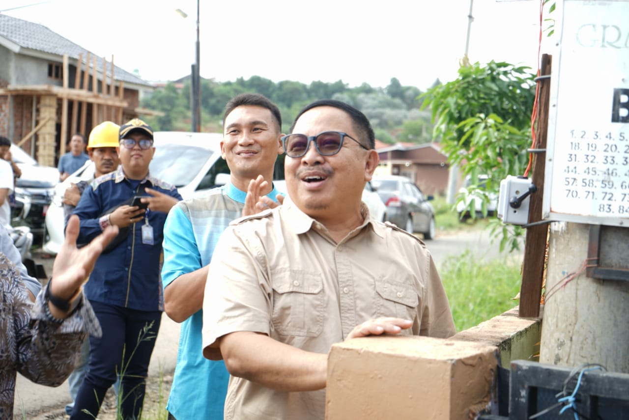 Kota Bengkulu Terang Benderang, Pj Walikota Pasang LPJU di Pemukiman Warga